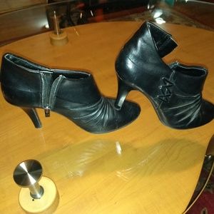 Stuart Madeline black 2 1/2" heels size 9 zip